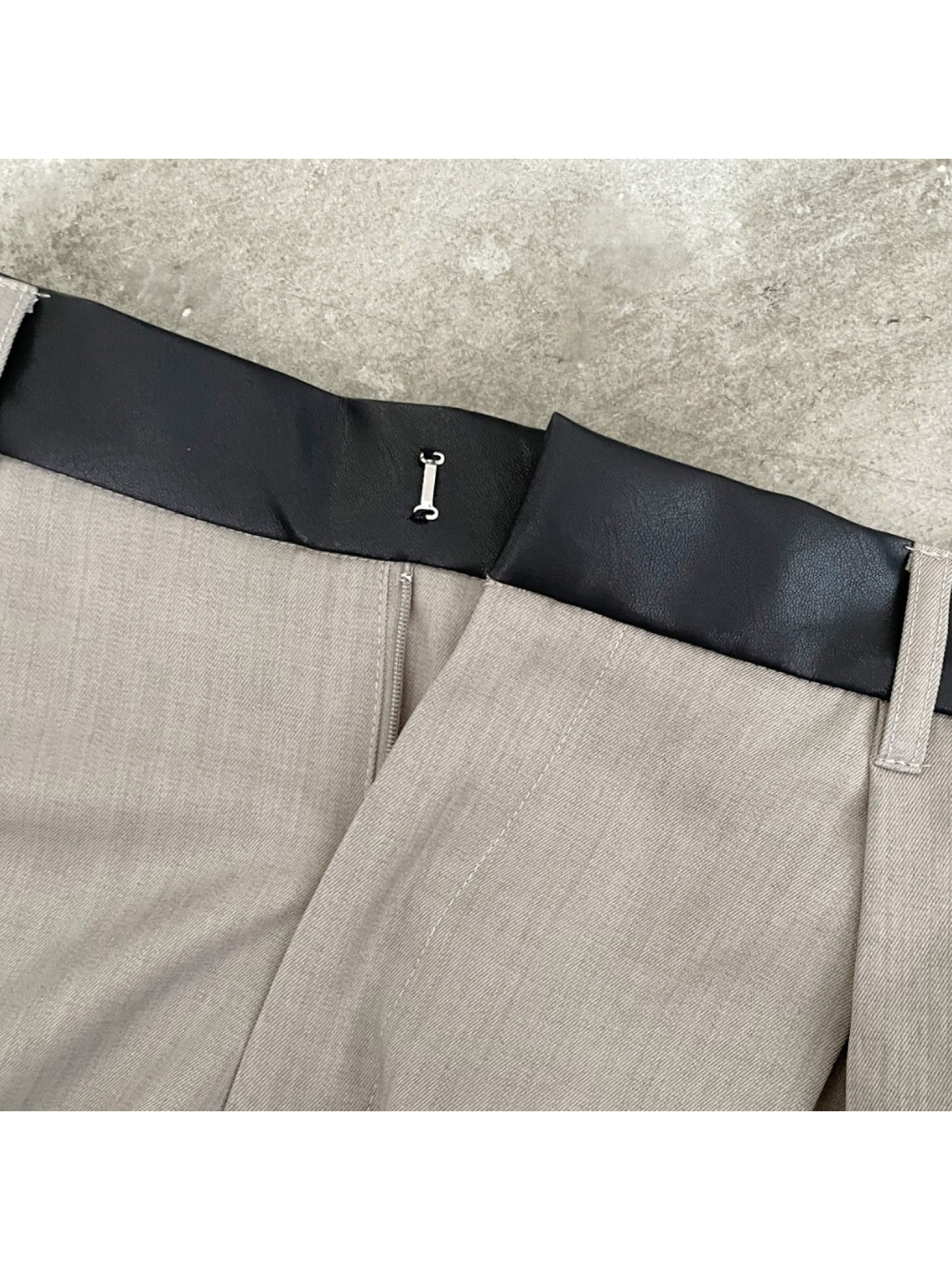 JP｜皮革腰頭打褶西裝褲/炭灰