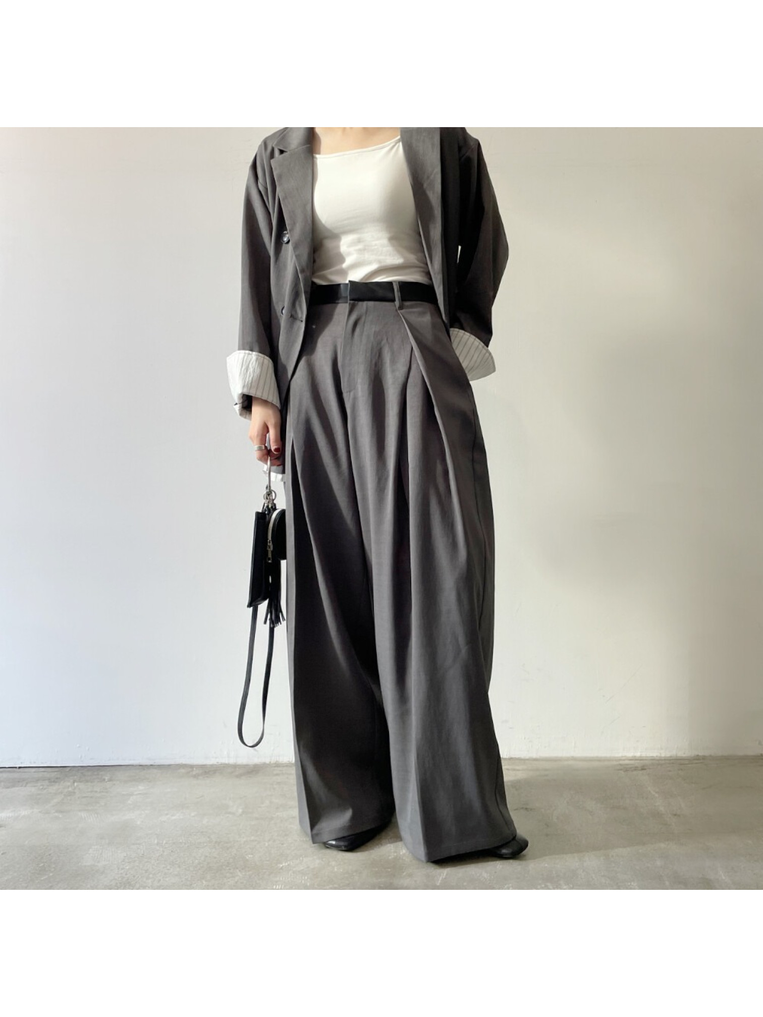 JP｜皮革腰頭打褶西裝褲/炭灰