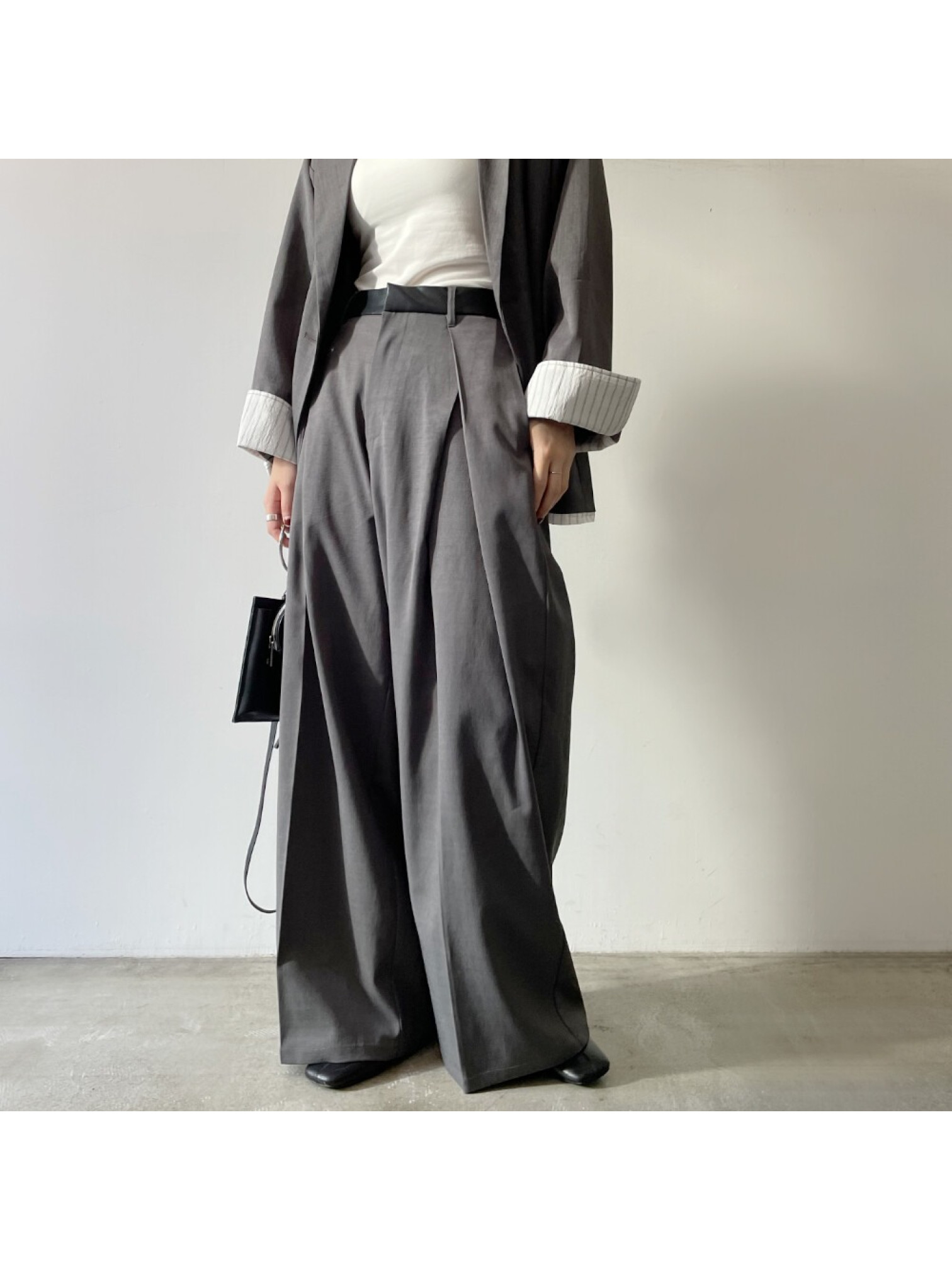 JP｜皮革腰頭打褶西裝褲/炭灰