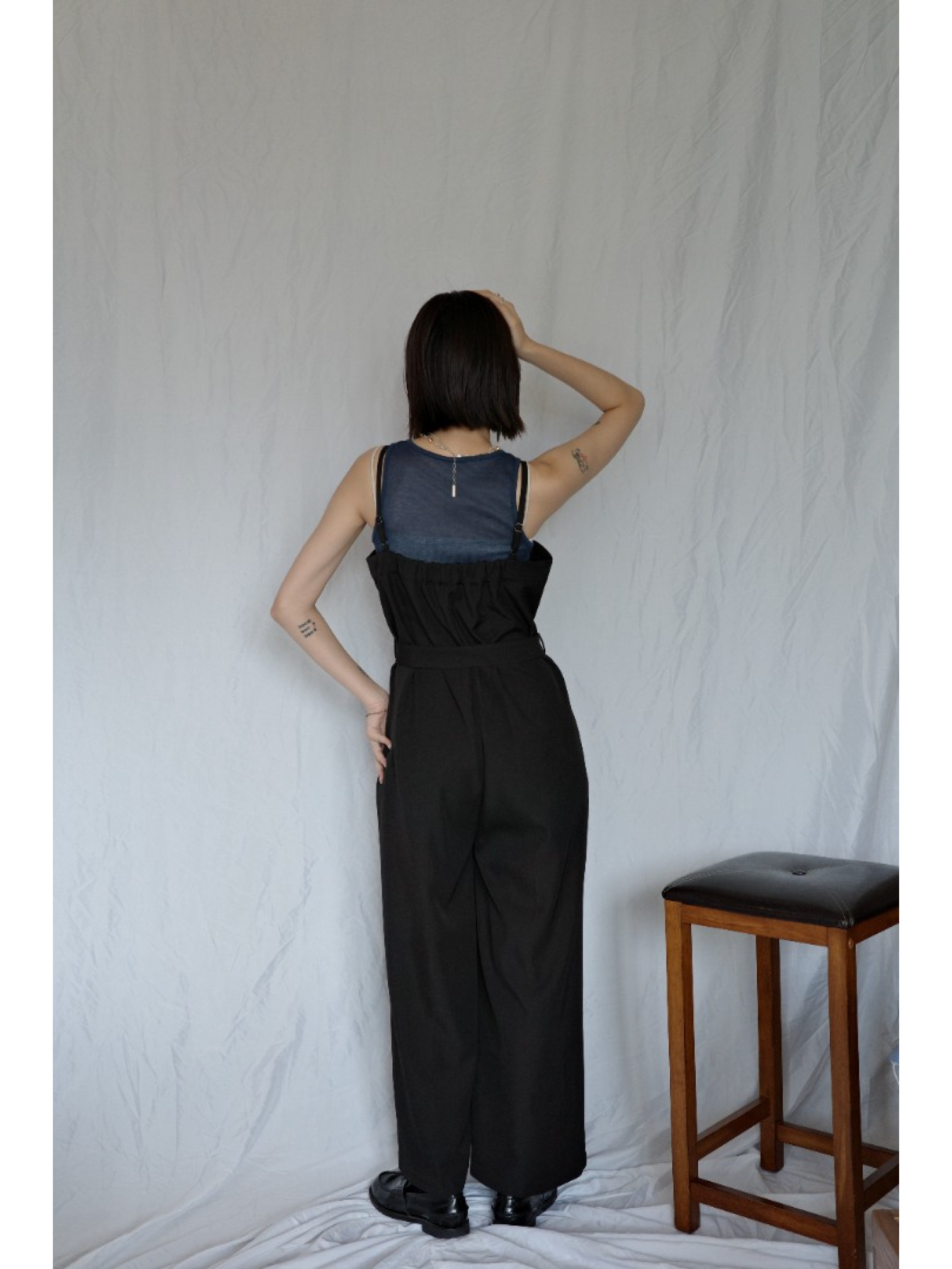 JP｜時髦立體剪裁吊帶褲/黑