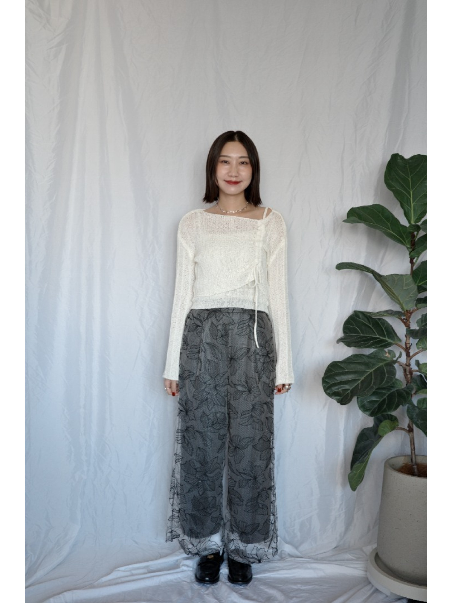 JP｜薄紗花卉刺繡直筒褲/黑