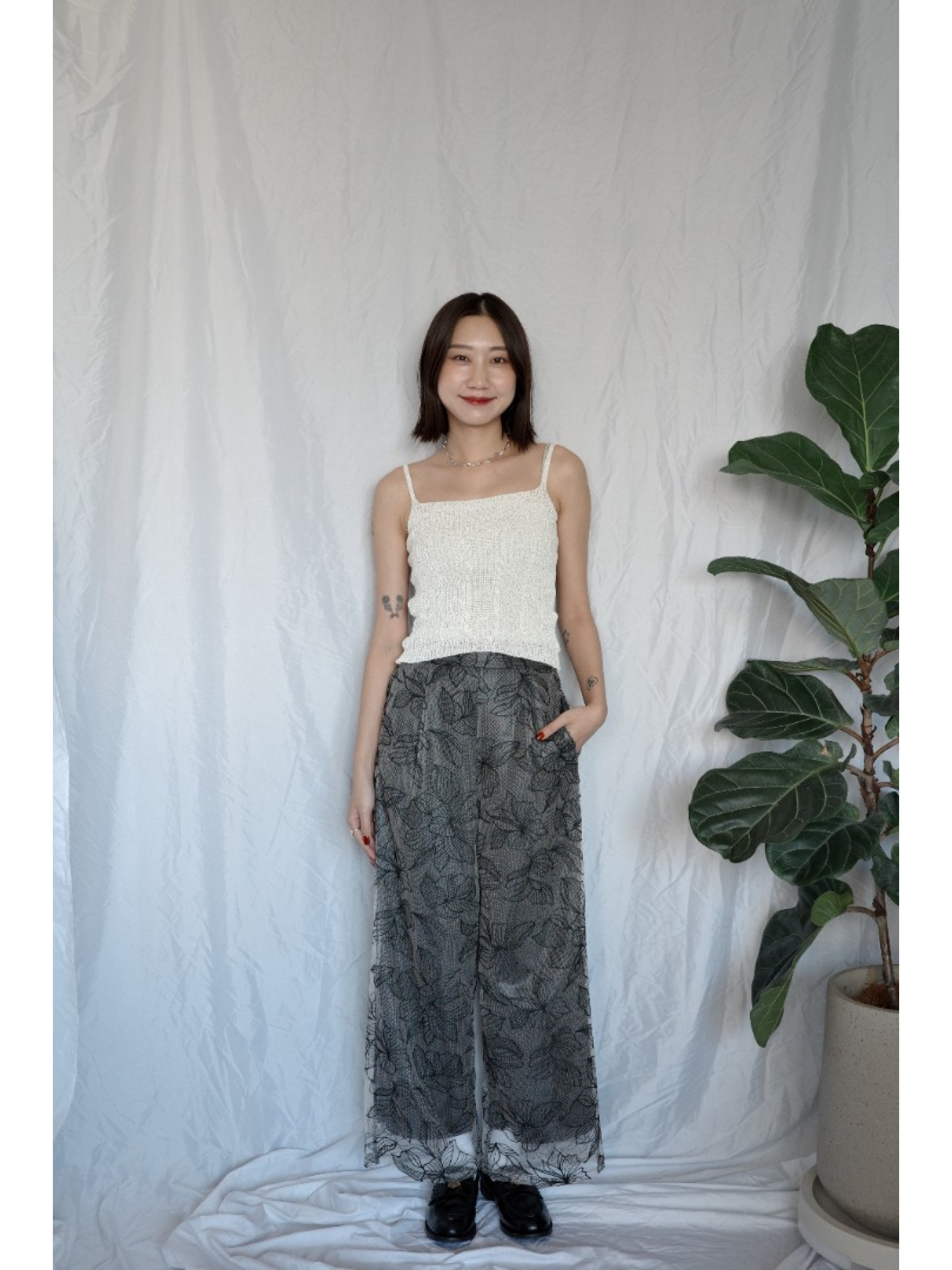 JP｜薄紗花卉刺繡直筒褲/黑