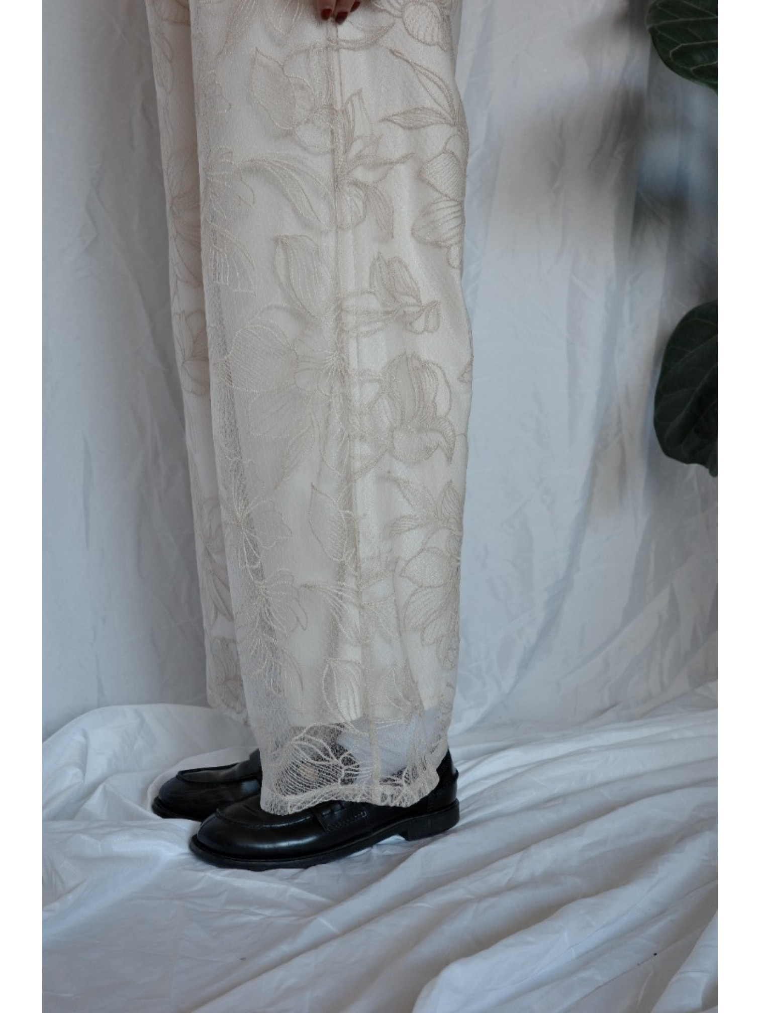 JP｜薄紗花卉刺繡直筒褲/米