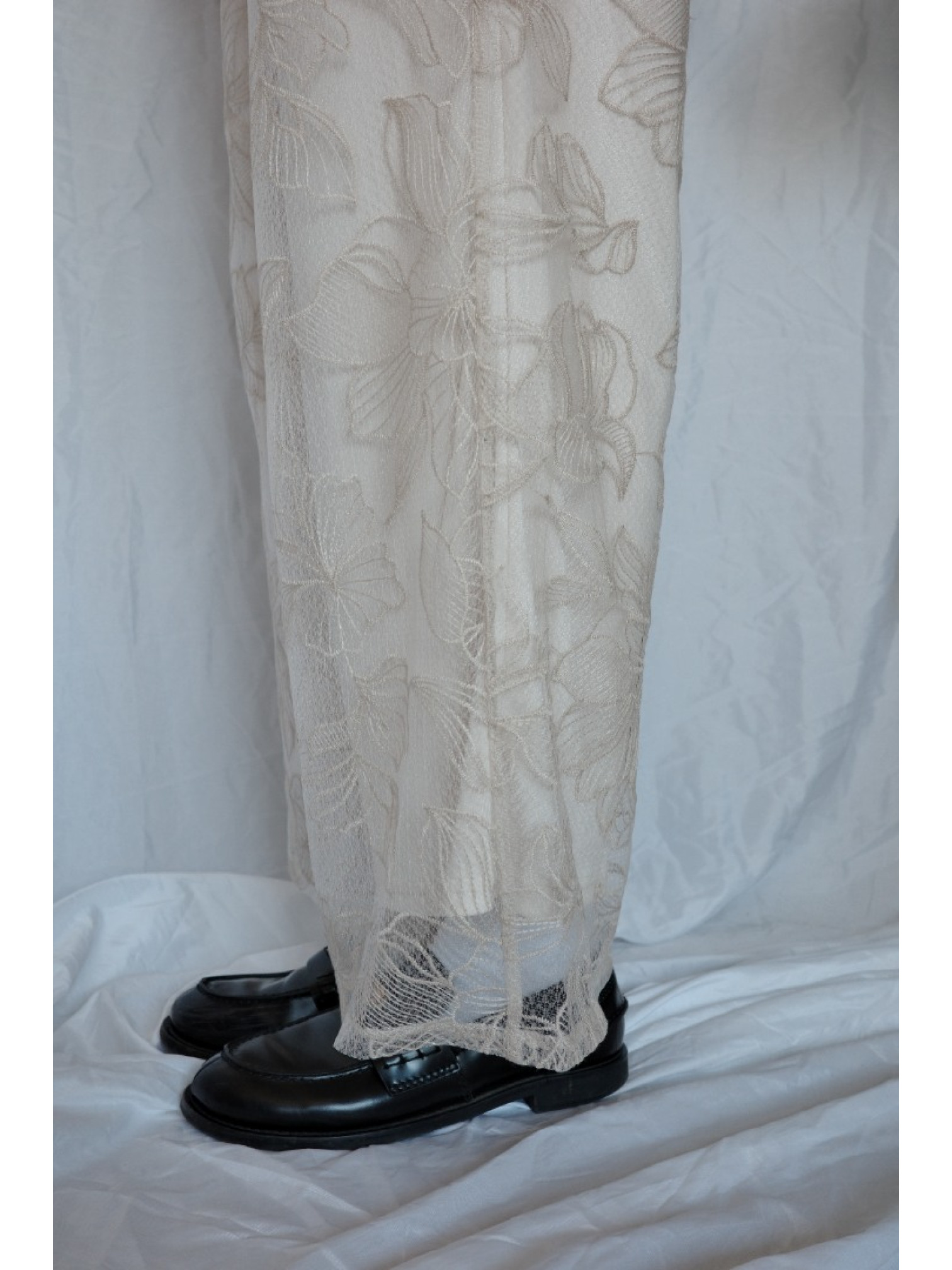 JP｜薄紗花卉刺繡直筒褲/米