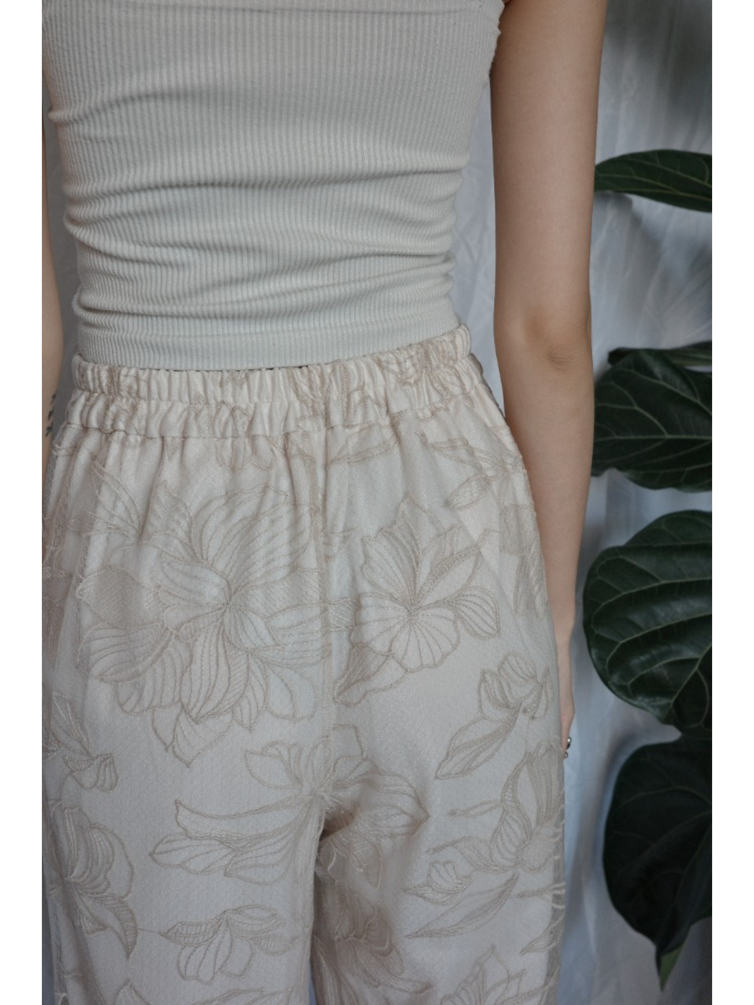 JP｜薄紗花卉刺繡直筒褲/米