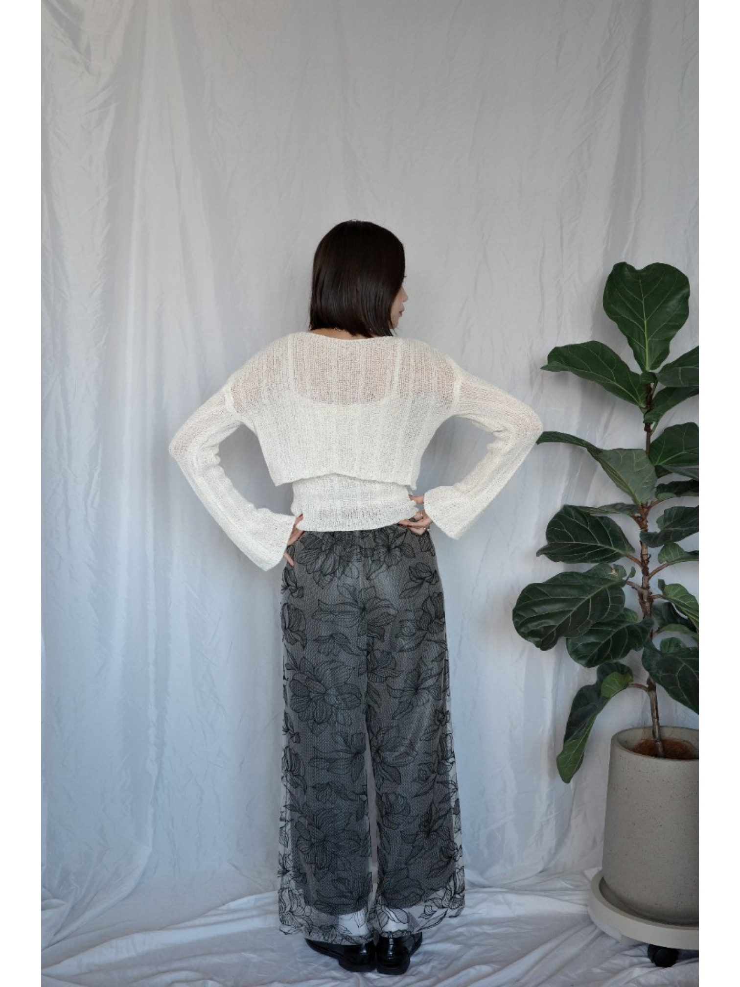 JP｜薄紗花卉刺繡直筒褲/黑