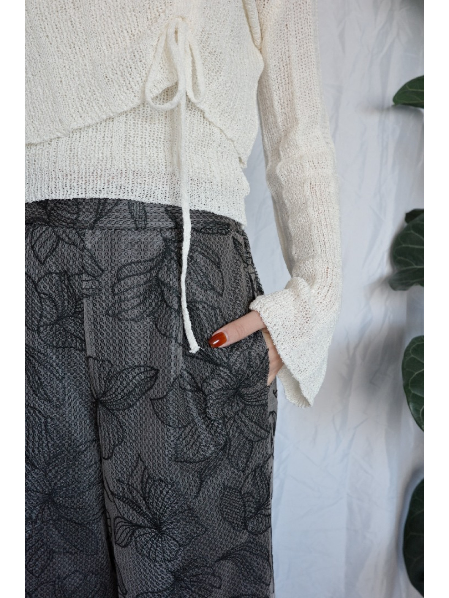 JP｜薄紗花卉刺繡直筒褲/黑