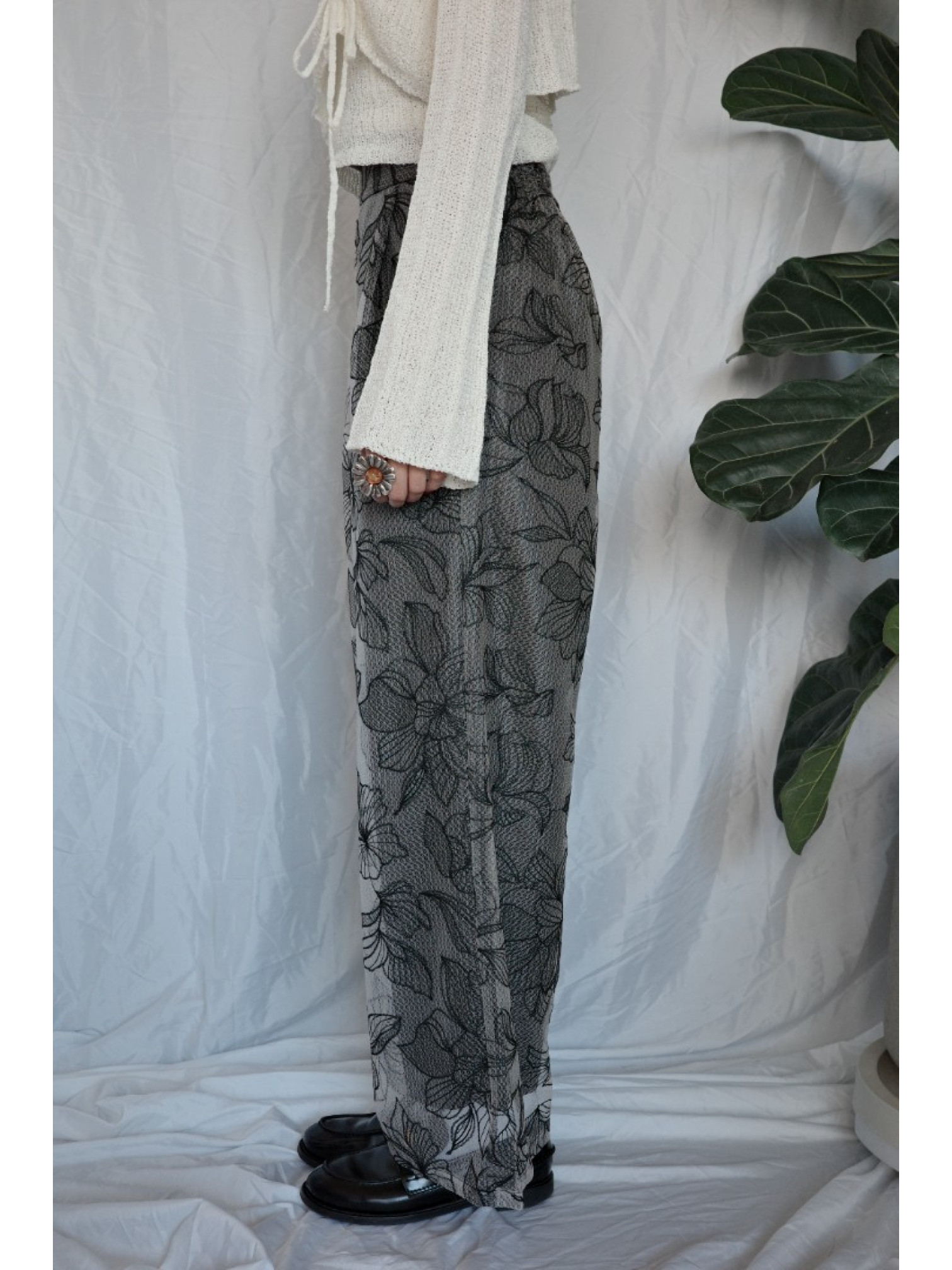 JP｜薄紗花卉刺繡直筒褲/黑