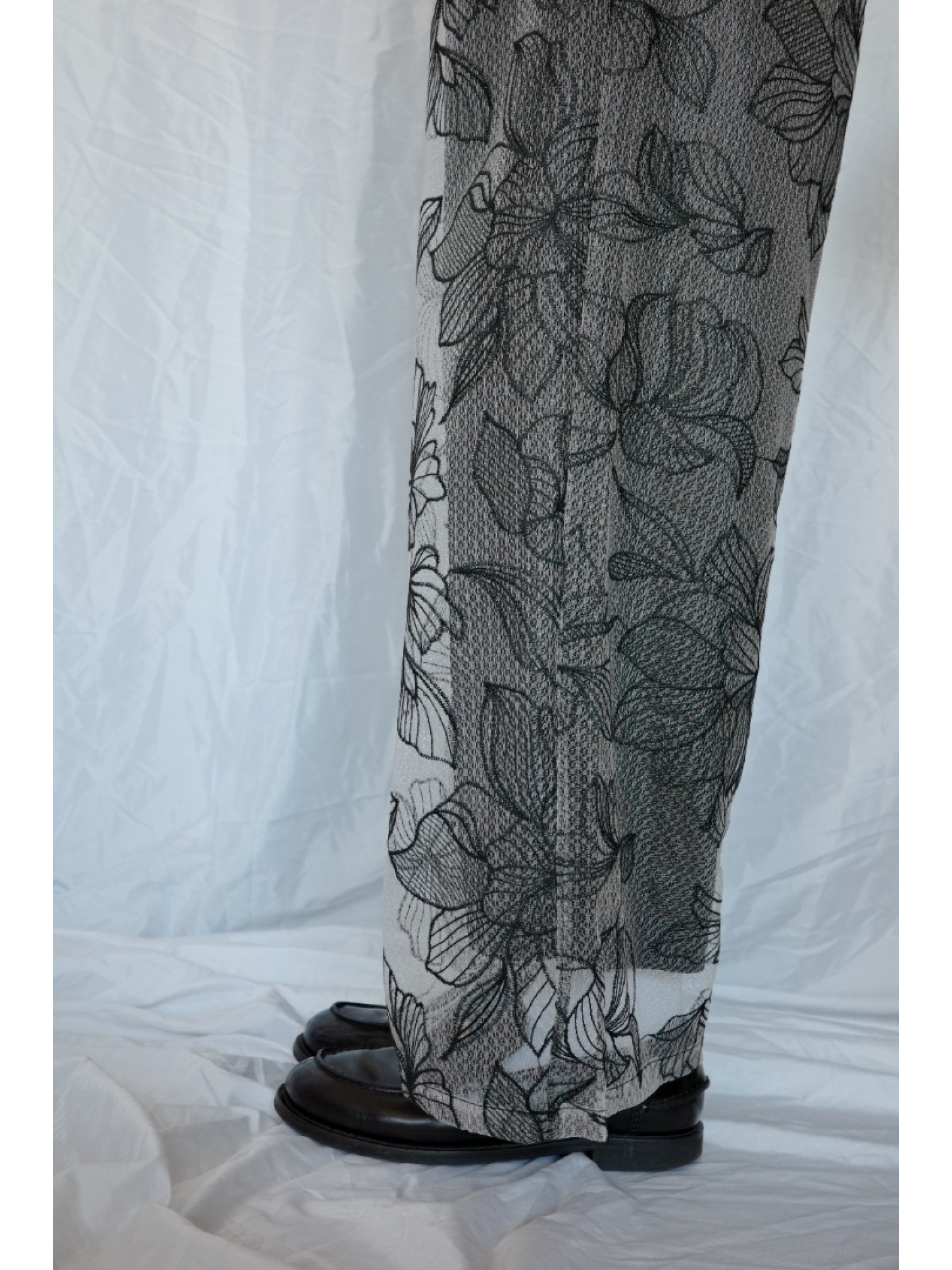 JP｜薄紗花卉刺繡直筒褲/黑