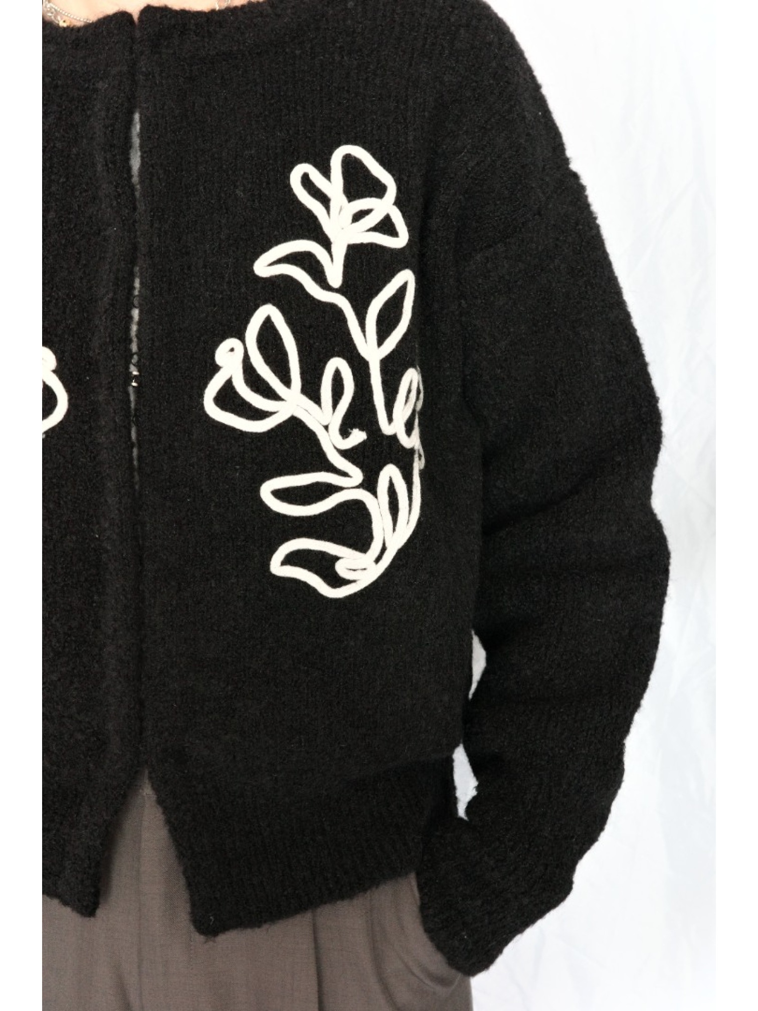 JP｜刺繡花卉羊毛開襟衫/黑